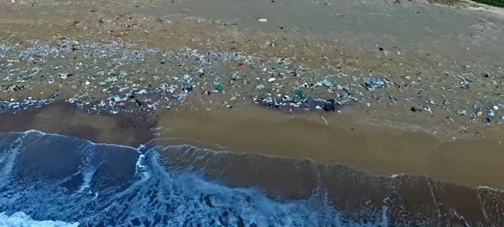 Δεν πάει ο νους ποια είναι η πιο βρώμικη παραλία της Ελλάδας -Σε μαγευτικό νησί (βίντεο)